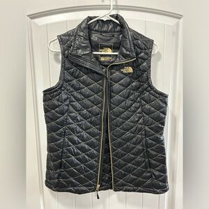 The North Face Puffer Vest Women’s Medium Black and Gold